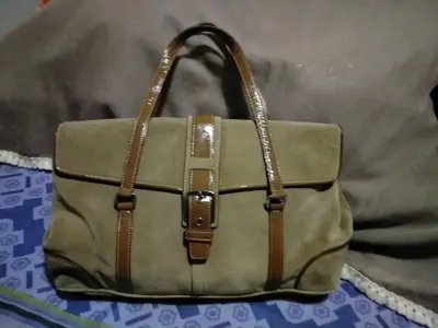 Bolso de gamuza marrón con correas de cuero - miniatura 1