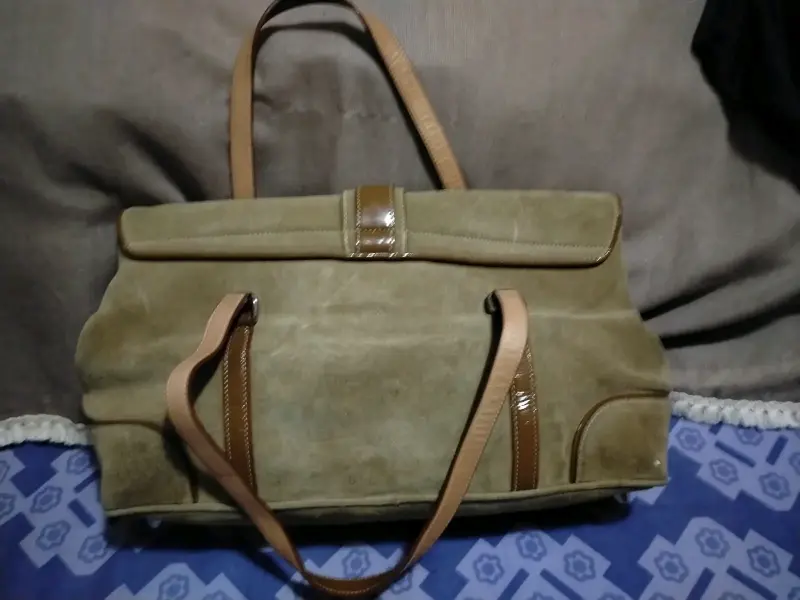 Bolso de gamuza marrón con correas de cuero - 2
