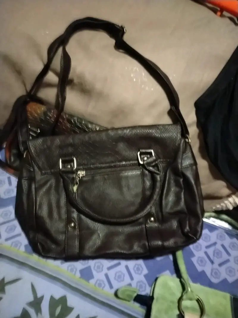 Bolso de cuero negro con correas ajustables - 1
