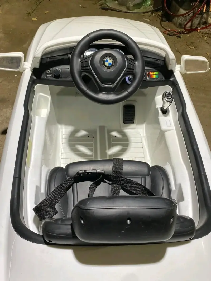 Auto eléctrico BMW blanco sin control remoto - 2