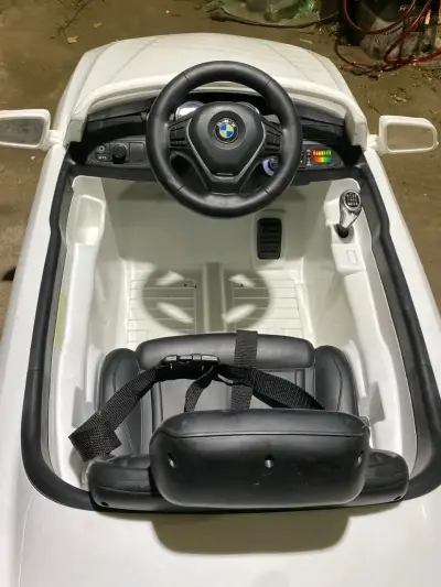 Auto eléctrico BMW blanco sin control remoto - miniatura 2