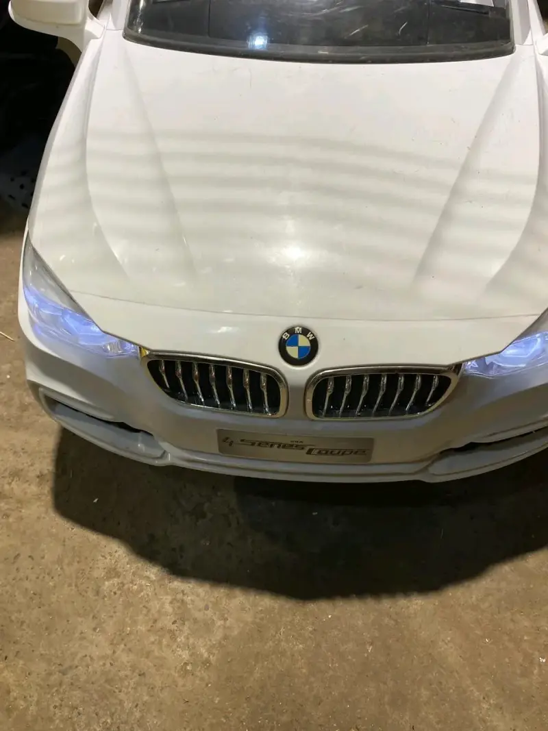 Auto eléctrico BMW blanco sin control remoto - 3