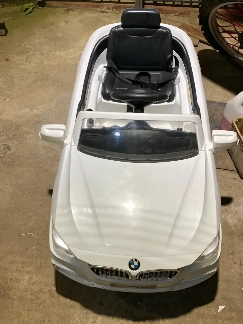 Auto eléctrico BMW blanco sin control remoto - 4