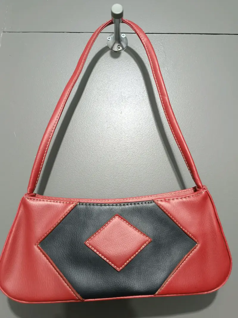 Cartera de cuero rojo y negro elegante - 1