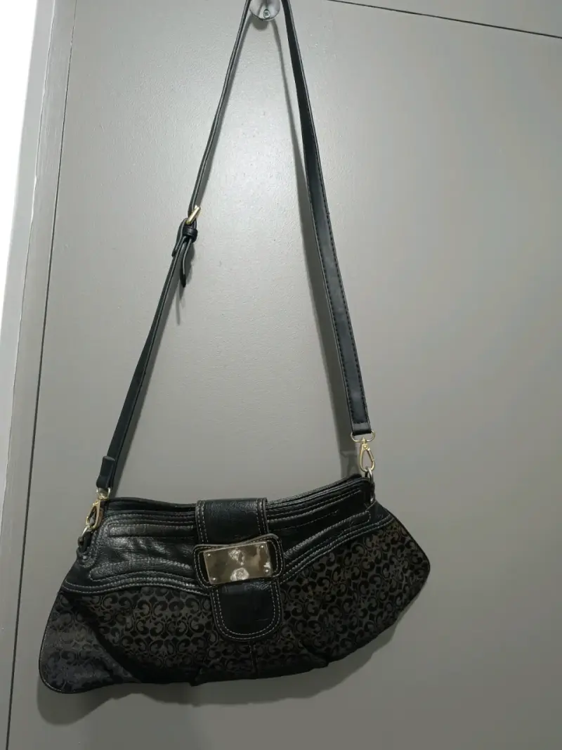 Cartera de cuero negra con diseño elegante