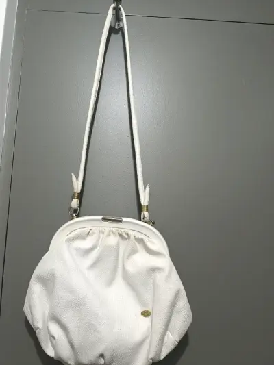 Cartera blanca de cuero con correa larga - miniatura 1