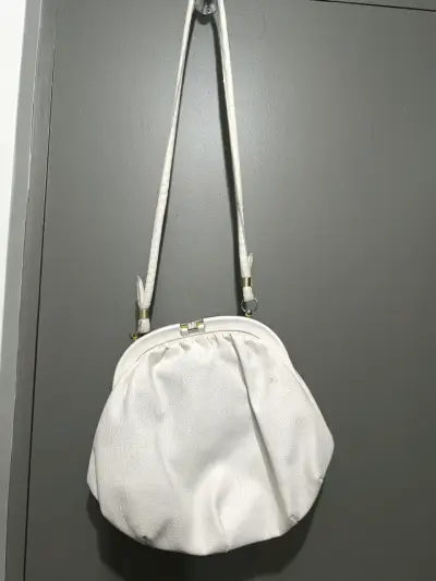 Cartera blanca de cuero con correa larga - miniatura 2