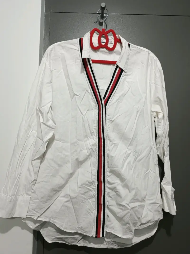 Camisa blanca con detalle de rayas