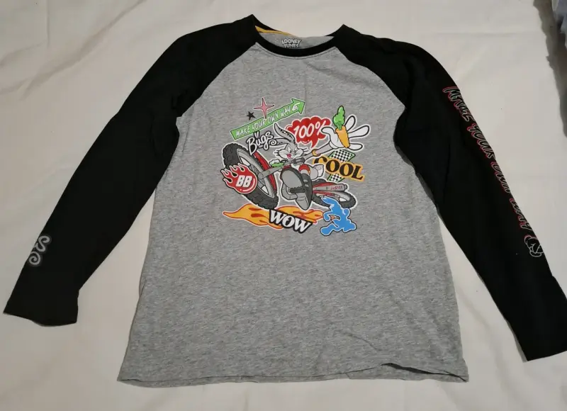 Polera Looney Tunes manga larga gris y negra - 1