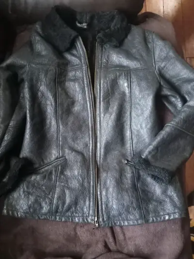 Chaqueta de cuero negra con forro de lana - miniatura 1