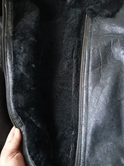 Chaqueta de cuero negra con forro de lana - miniatura 2
