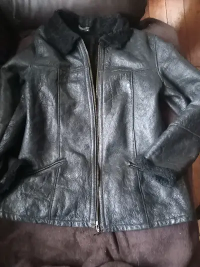 Chaqueta de cuero negra con forro de lana - miniatura 3