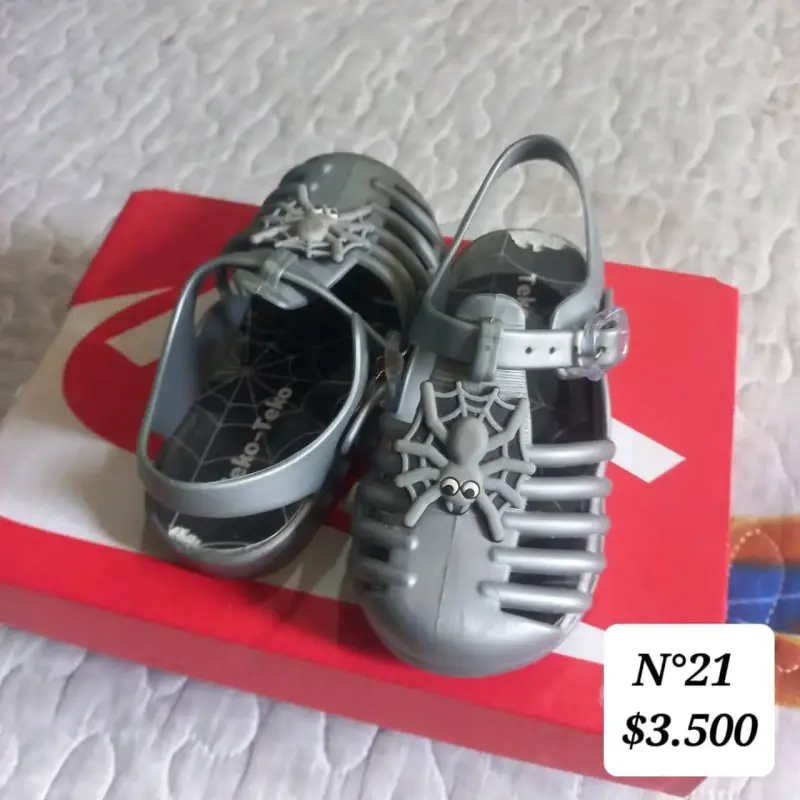 Sandalias grises para niños con diseño de araña - 1