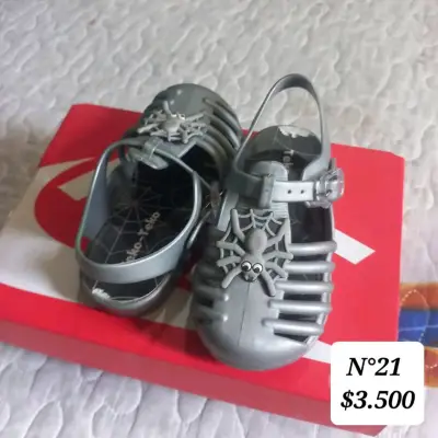 Sandalias grises para niños con diseño de araña - miniatura 1