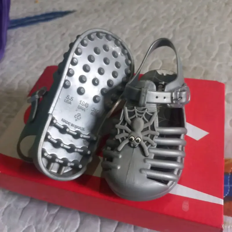 Sandalias grises para niños con diseño de araña - 2