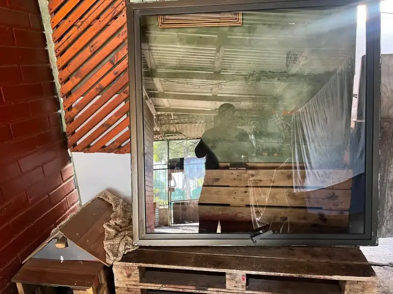 Ventana de aluminio con vidrio templado - 1