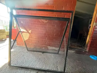 Ventana de aluminio con vidrio templado - miniatura 2