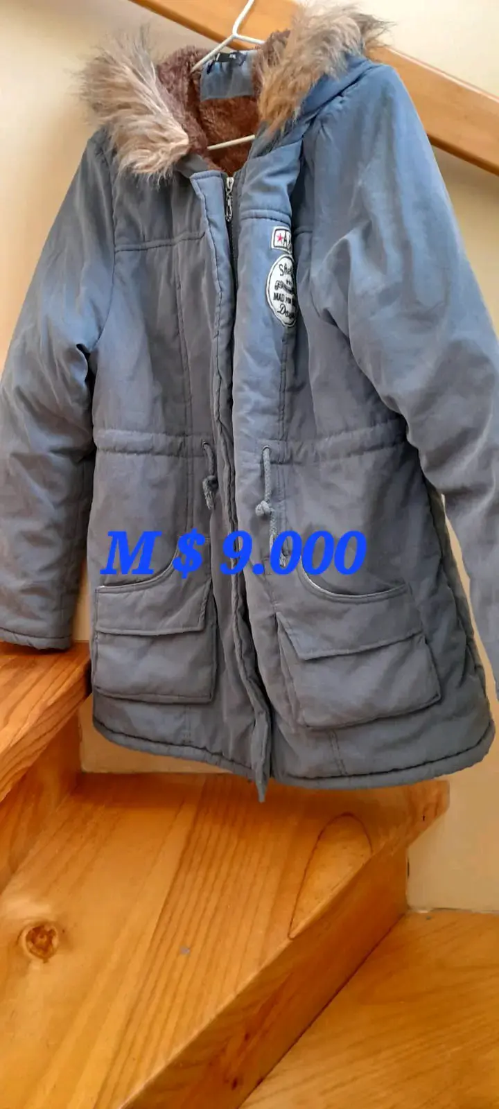 Parka azul con capucha de piel sintética