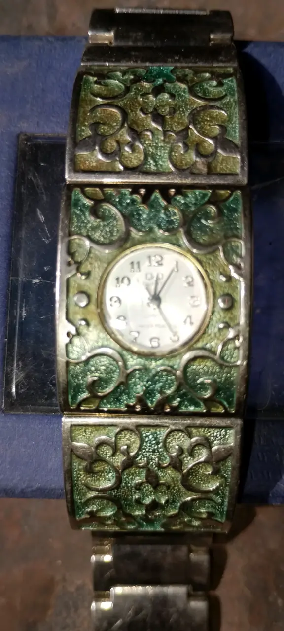 Reloj vintage con diseño floral verde