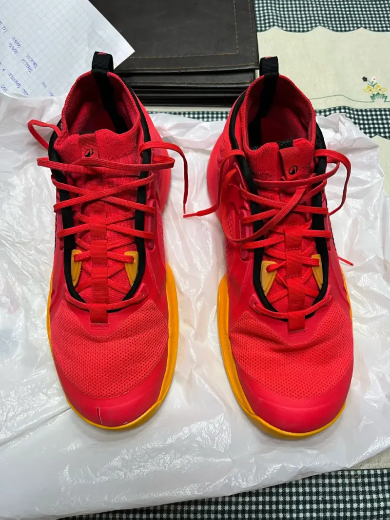 Zapatillas deportivas rojas con suela amarilla - 1