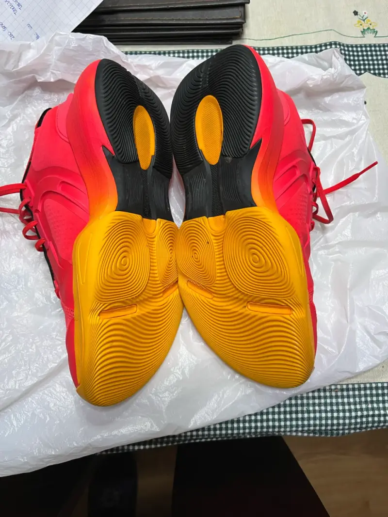 Zapatillas deportivas rojas con suela amarilla - 2