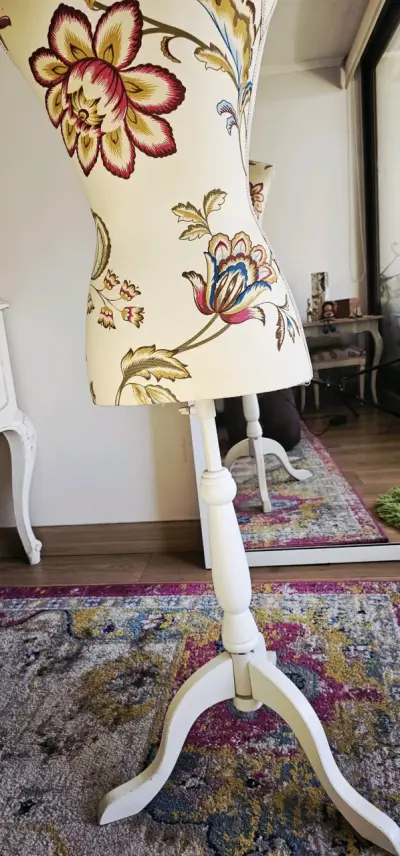 Maniquí decorativo con estampado floral - miniatura 5