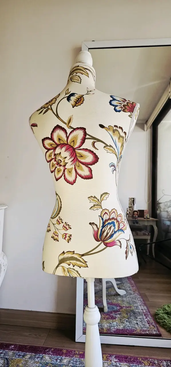 Maniquí decorativo con estampado floral - 6