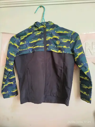 Chaqueta deportiva infantil con diseño colorido - miniatura 1