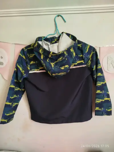 Chaqueta deportiva infantil con diseño colorido - miniatura 2