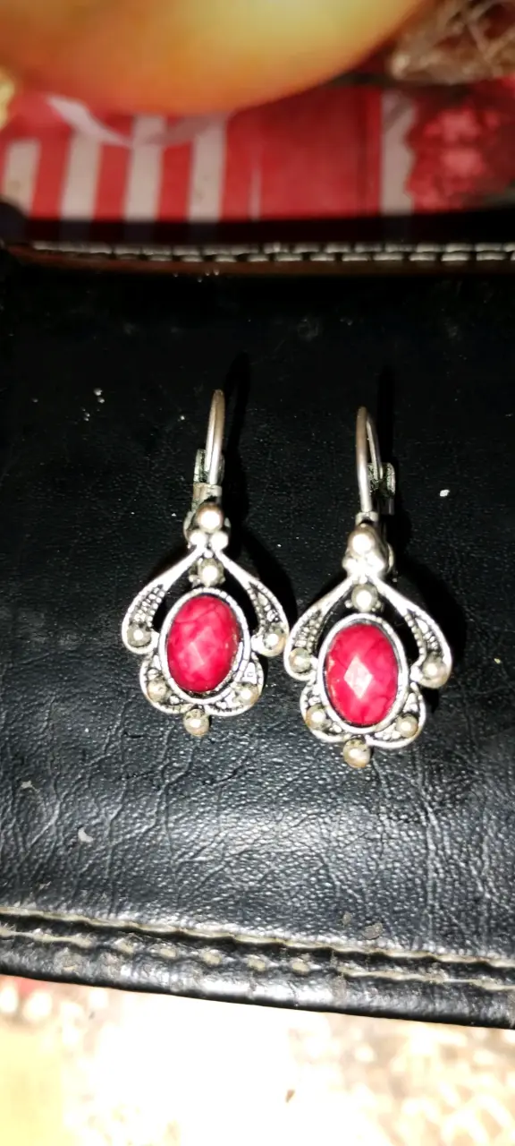 Aros vintage con piedras rojas