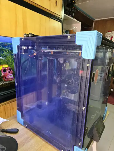 Impresora 3D con carcasa protectora - miniatura 3