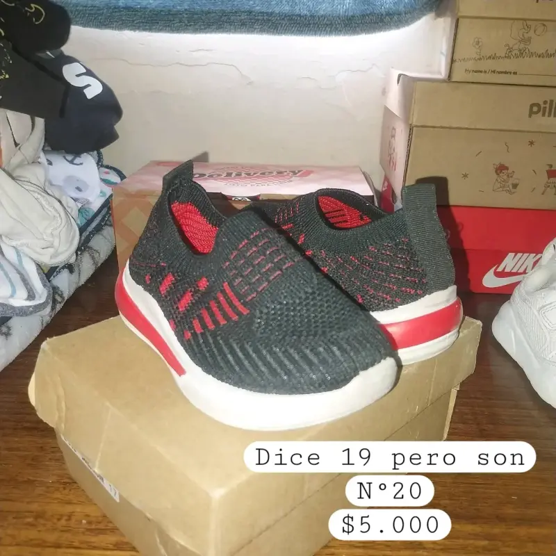 Zapatillas negras y rojas talla 20 para niños