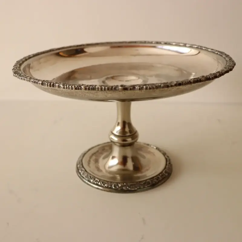 Plato alto de servir. Rowley MPG Co. Silver border