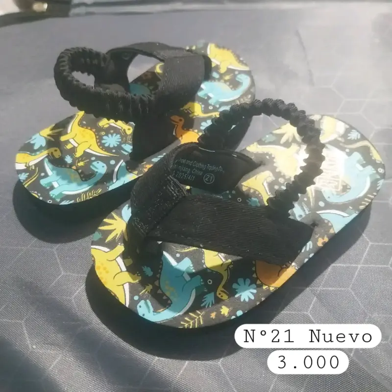 Sandalias infantiles con diseño de dinosaurios