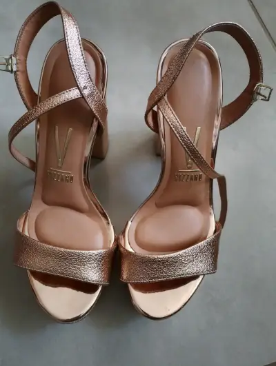 Sandalias de tacón Vizzano doradas elegantes - miniatura 1