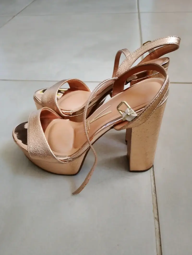Sandalias de tacón Vizzano doradas elegantes - 2