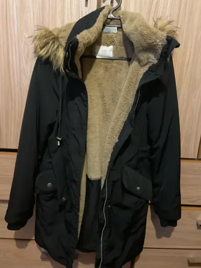 Parka negra con forro de piel sintética - miniatura 1