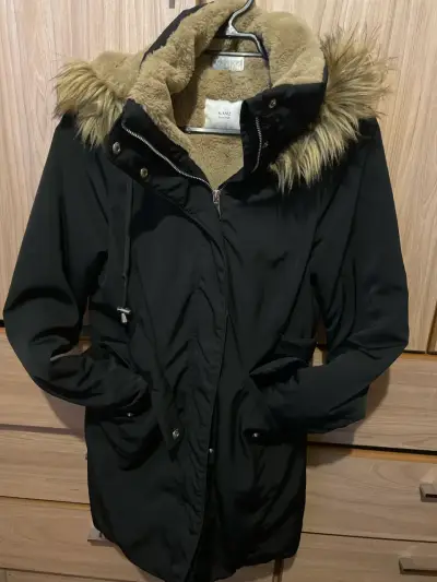 Parka negra con forro de piel sintética - miniatura 3