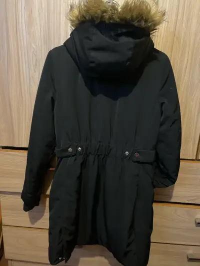 Parka negra con forro de piel sintética - miniatura 4