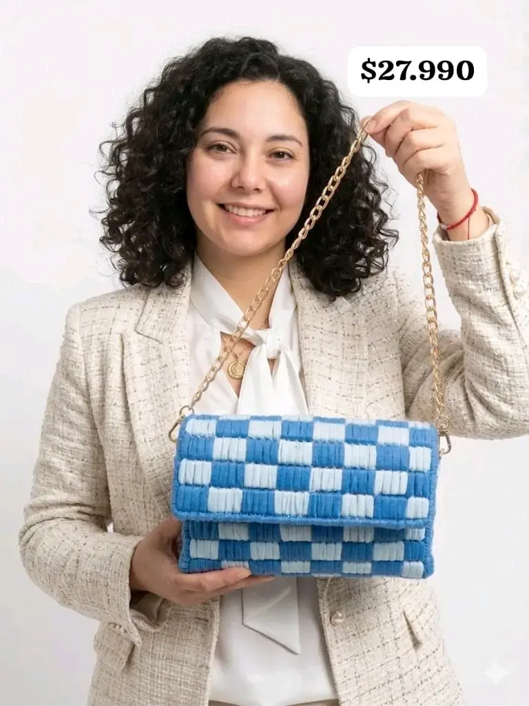 Cartera de mano tejida azul y blanca