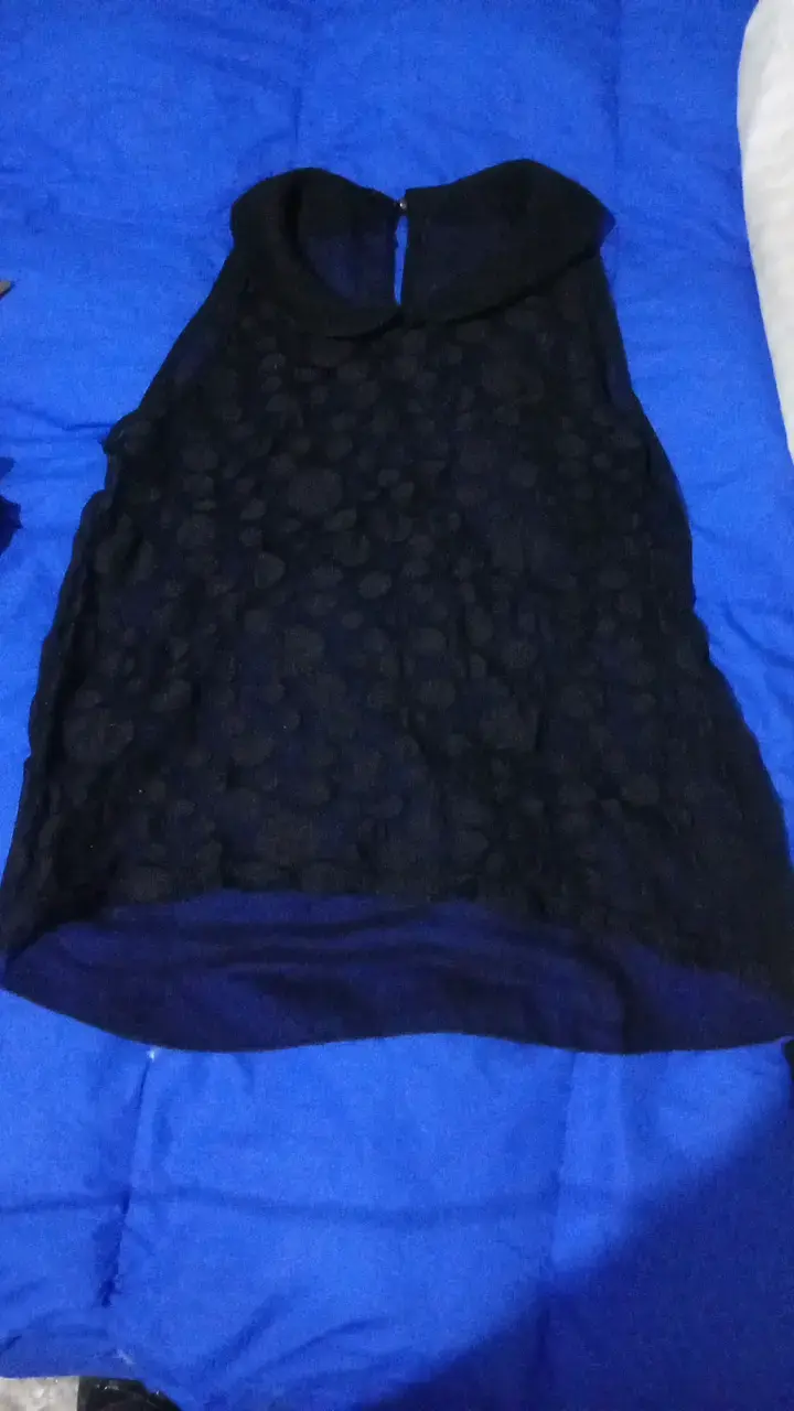 Blusa negra sin mangas con encaje - 1