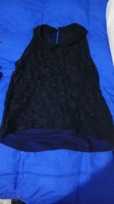 Blusa negra sin mangas con encaje - miniatura 1
