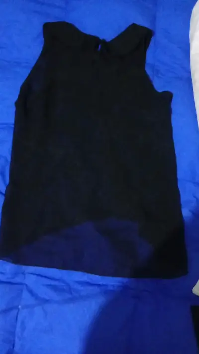 Blusa negra sin mangas con encaje - miniatura 2