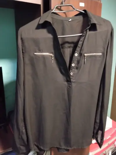 Blusa negra con cierre decorativo - miniatura 1