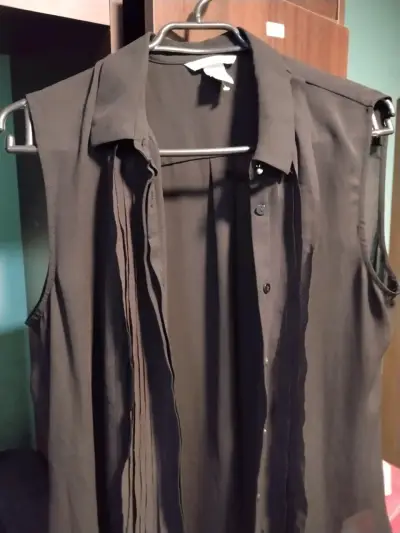 Blusa negra con cierre decorativo - miniatura 2