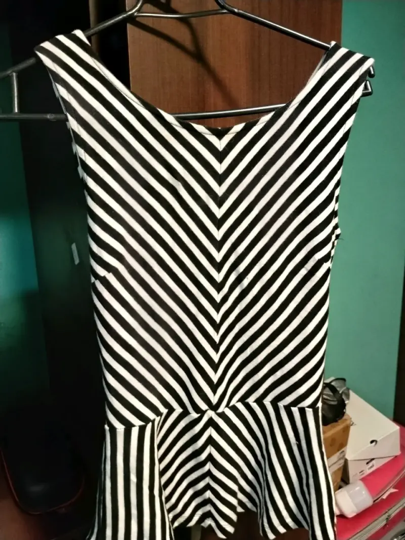 Blusa negra con cierre decorativo - 5