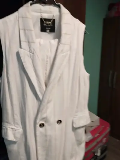 Blusa negra con cierre decorativo - miniatura 6
