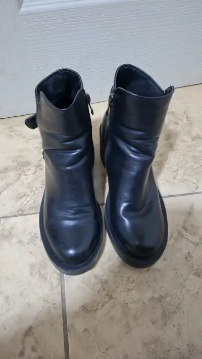Botines de cuero negro con cierre lateral - miniatura 1