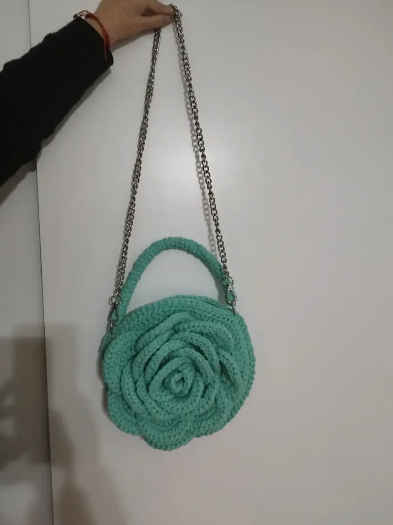 Cartera de mano tejida en forma de flor - 2