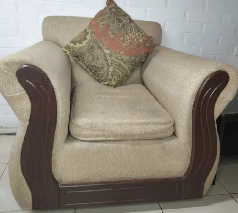 Juego sillones beige con detalles de madera - 1